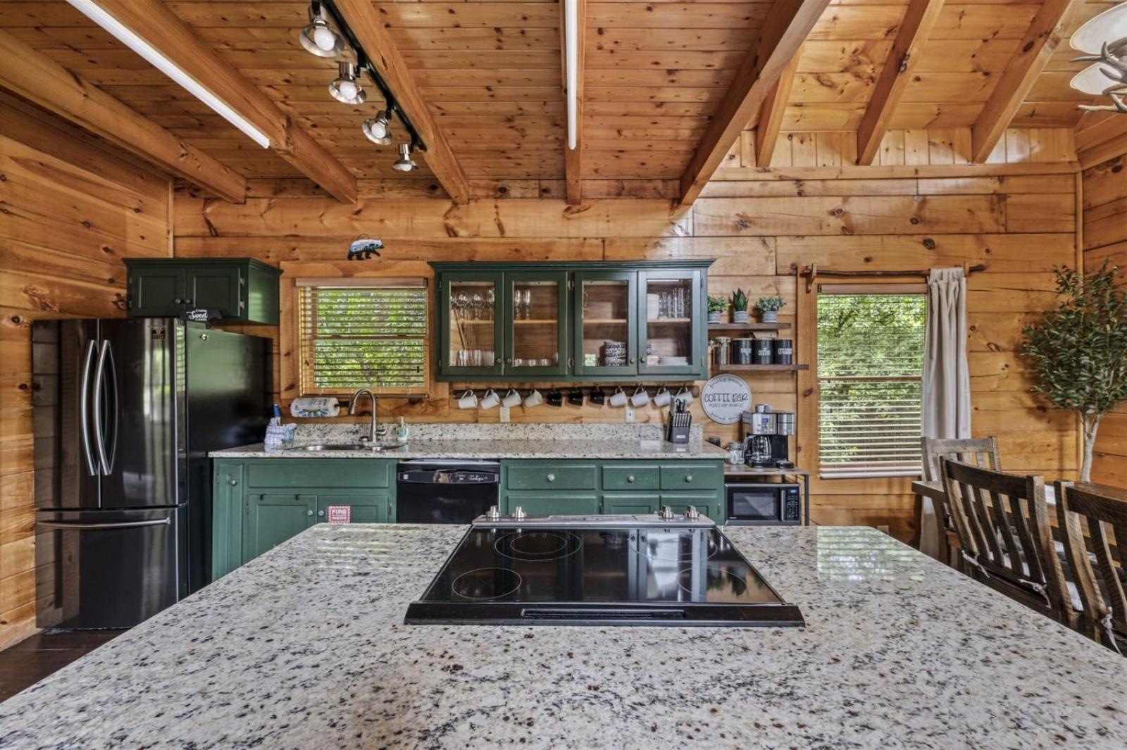 Ferienhaus Near Dollywood With Pool Table-hot Tub-fire Pit-game Room-swimming Pool