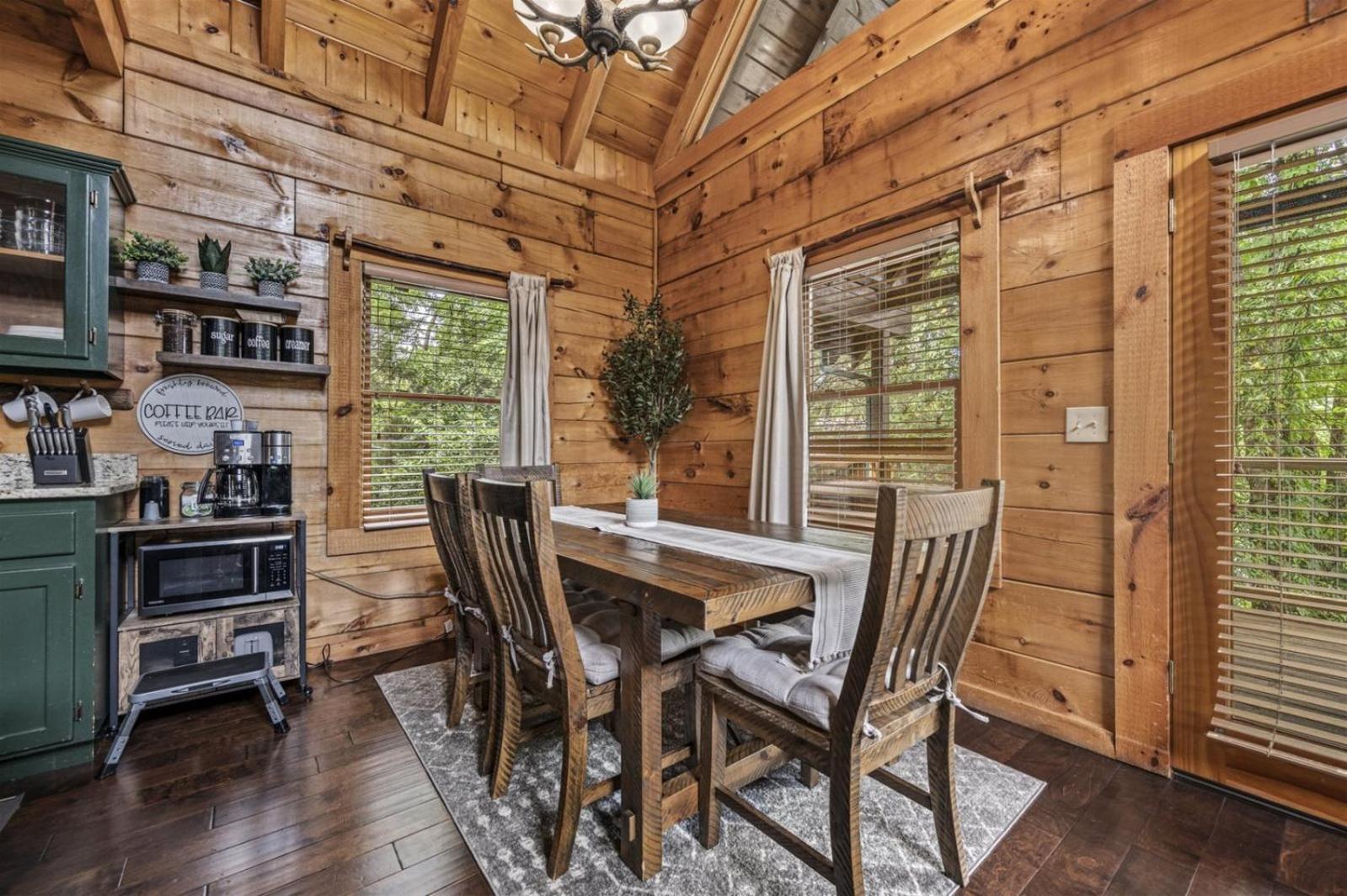 Ferienhaus Near Dollywood With Pool Table-hot Tub-fire Pit-game Room-swimming Pool *