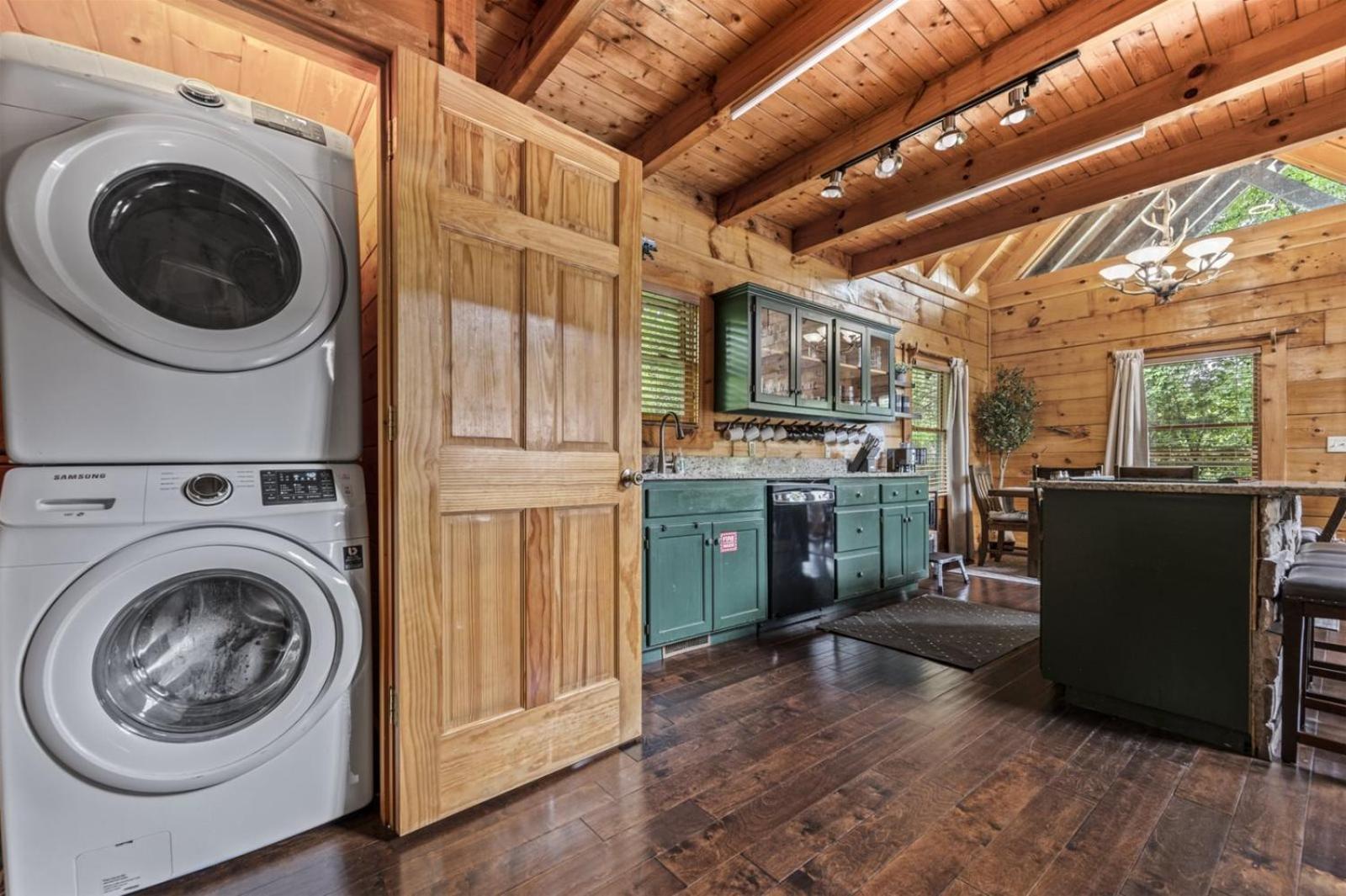 Ferienhaus Near Dollywood With Pool Table-hot Tub-fire Pit-game Room-swimming Pool Pigeon Forge