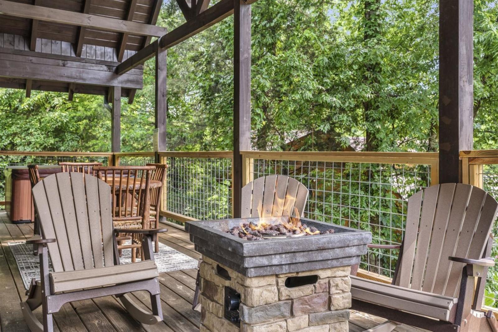 Near Dollywood With Pool Table-hot Tub-fire Pit-game Room-swimming Pool Ferienhaus