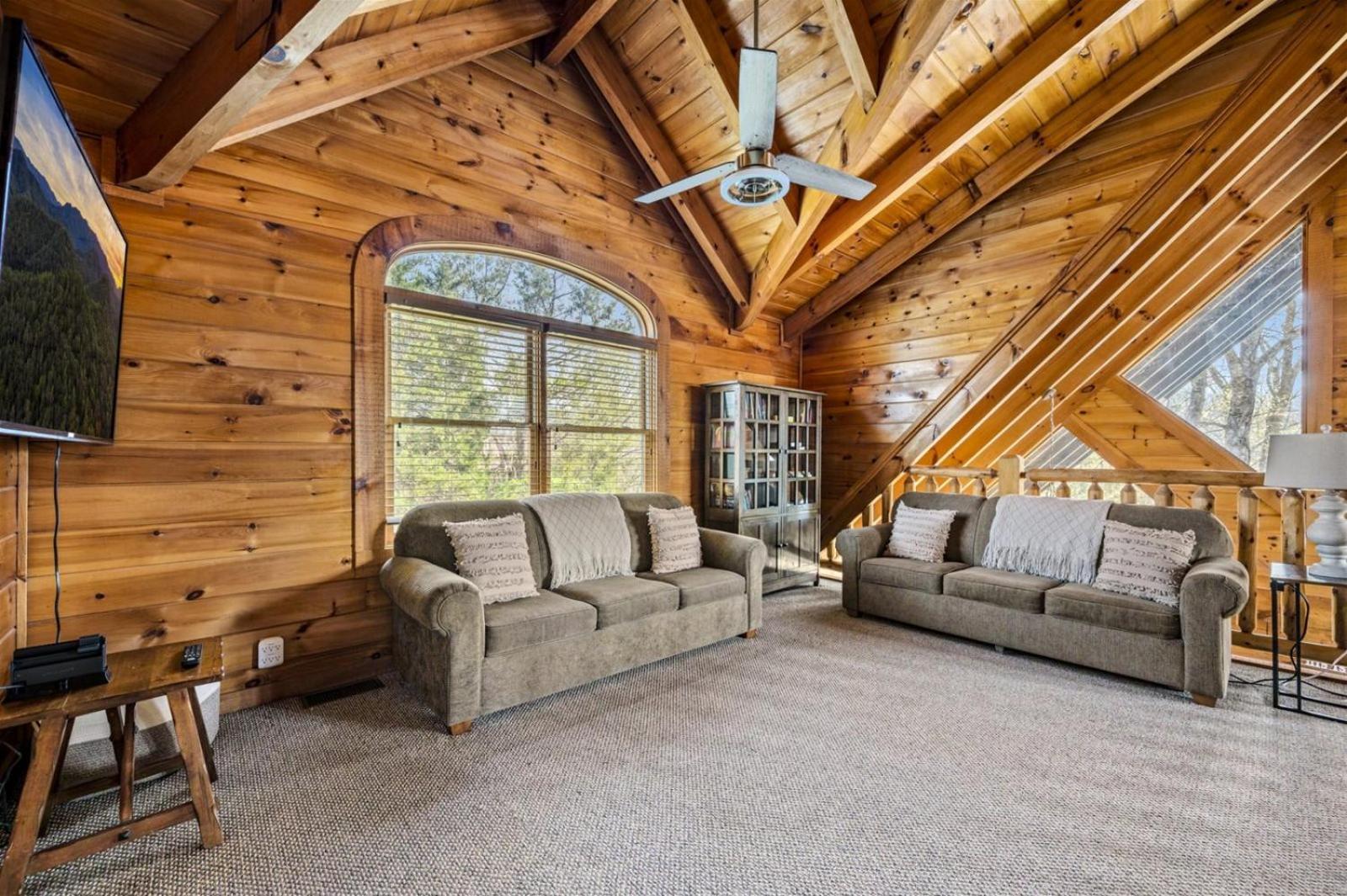 Ferienhaus Near Dollywood With Pool Table-hot Tub-fire Pit-game Room-swimming Pool