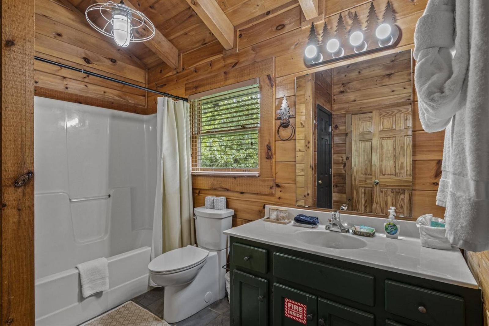 Near Dollywood With Pool Table-hot Tub-fire Pit-game Room-swimming Pool