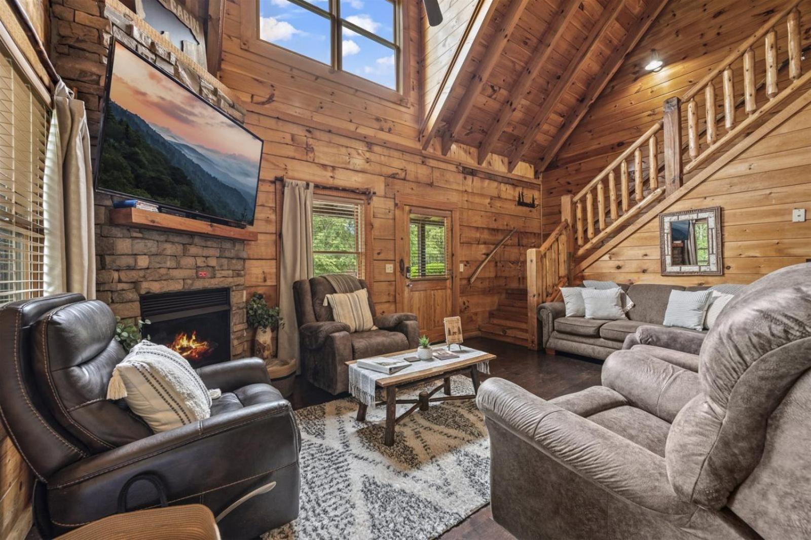 Ferienhaus Near Dollywood With Pool Table-hot Tub-fire Pit-game Room-swimming Pool