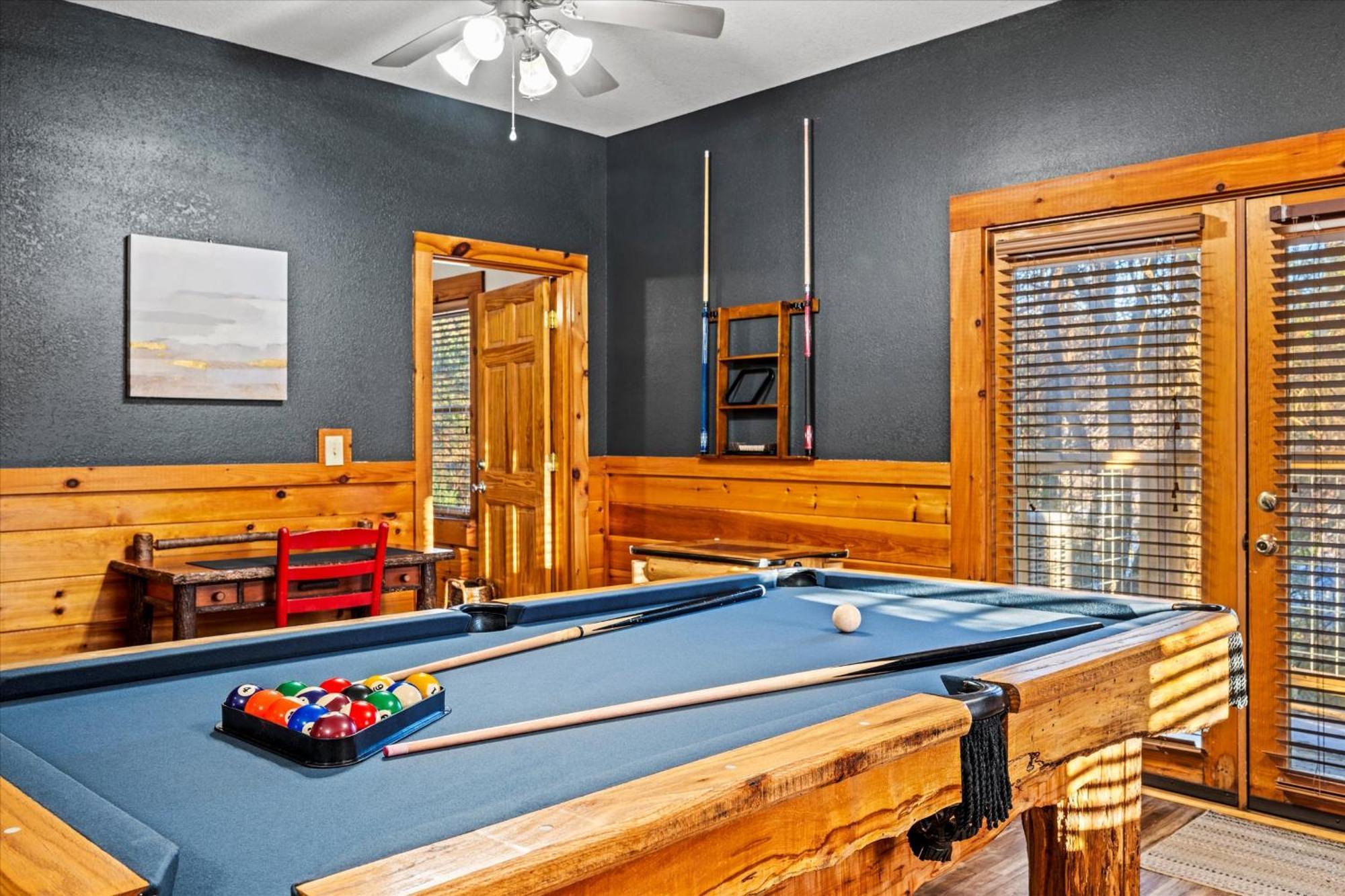Ferienhaus Near Dollywood With Pool Table-hot Tub-fire Pit-game Room-swimming Pool