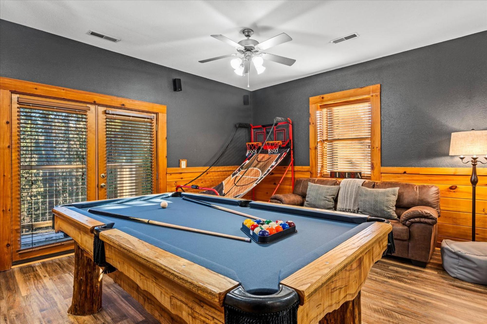 Near Dollywood With Pool Table-hot Tub-fire Pit-game Room-swimming Pool Ferienhaus Pigeon Forge
